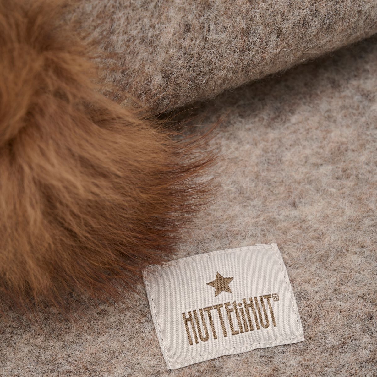 HUTTEliHUT Balaclava Ull Alpakka Pompoms Camel Melange